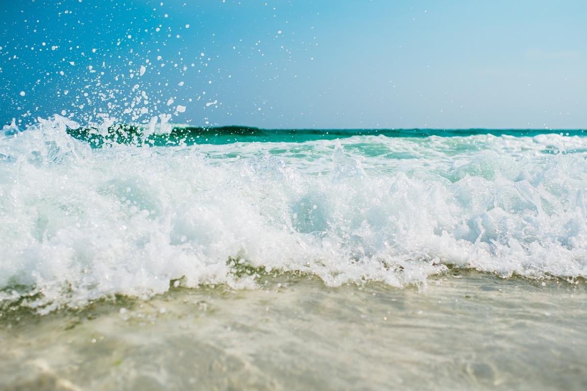 Verwen jezelf met een exotische cocktail aan de strandbar